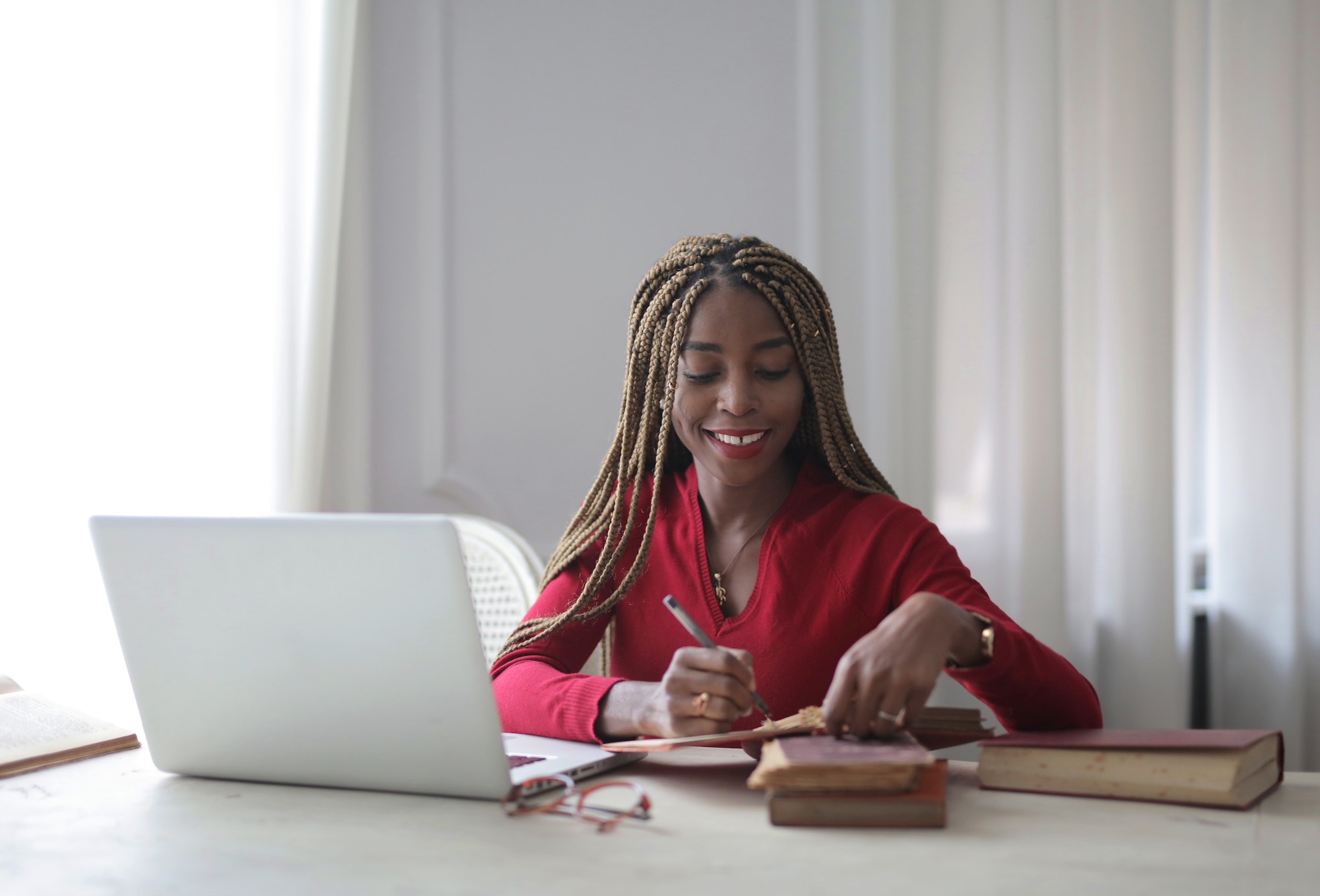 Woman in front of a laptop