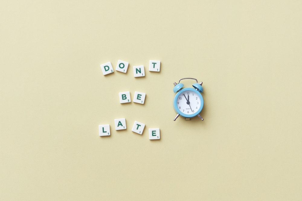 Alarm clock with don't be late text
